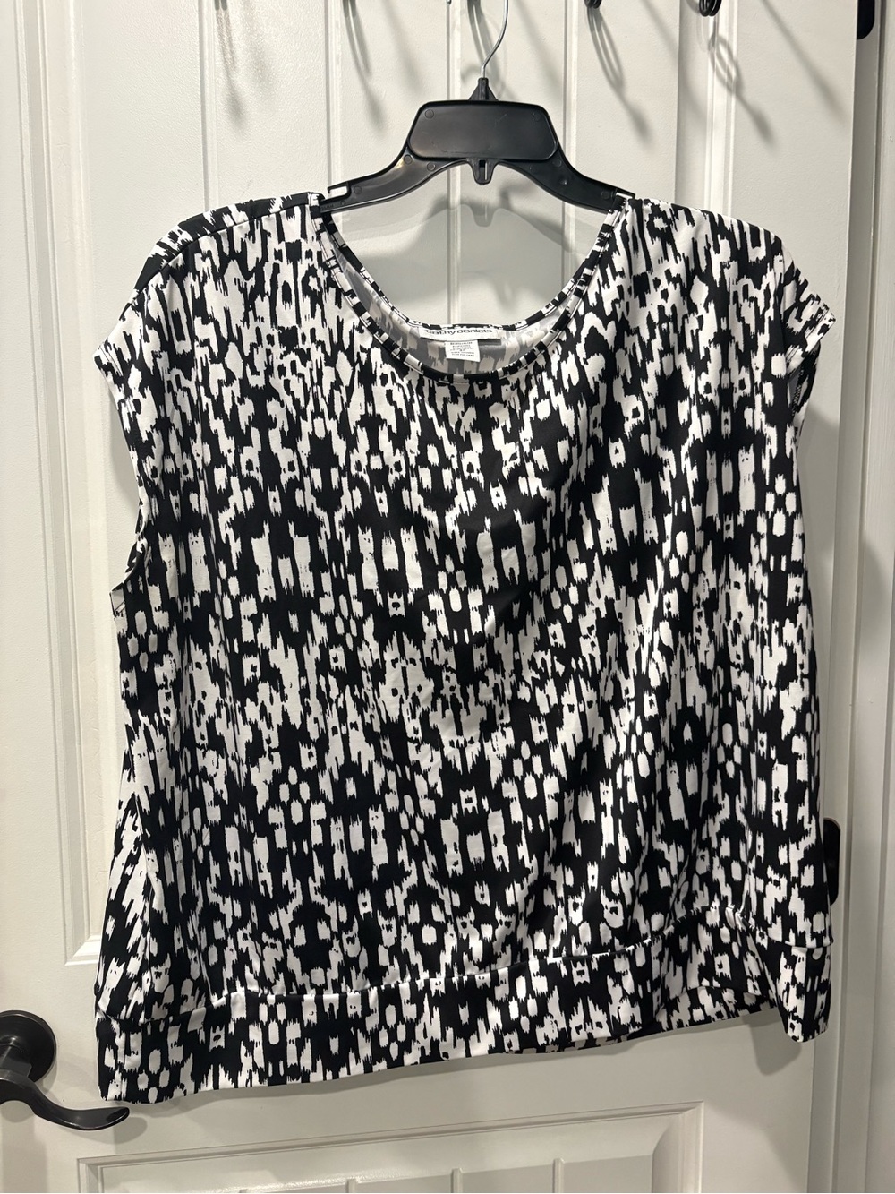 Black & White Printed Cap Sleeve Top - Women's Cathy Daniel’s
